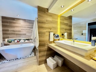 Casa exclusiva en alquiler en zona 10 – Ideal para embajada, family office u oficina privada de alto nivel — miniatura 3 de 16
