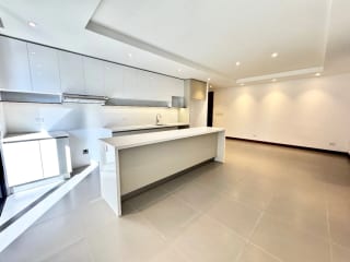 Apartamento de 3 dormitorios + cuarto de servicio en venta en zona 13 — miniatura 1 de 12