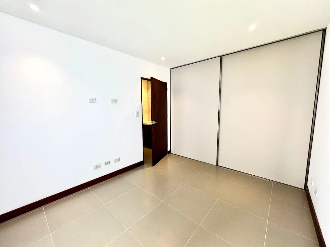 Apartamento de 3 dormitorios + cuarto de servicio en venta en zona 13 — foto 12 de 12